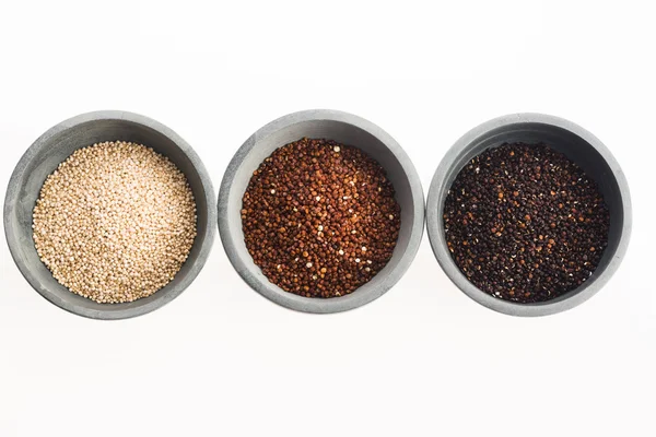 Beyaz arka plan üzerinde Quinoa Tahıl — Stok fotoğraf