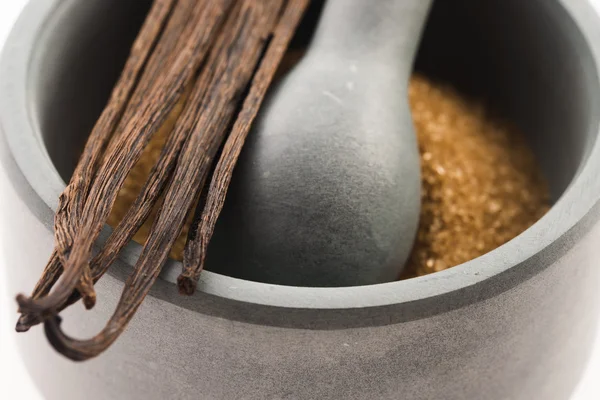 Azúcar de vainilla morena y frijoles de vainilla en mortero — Foto de Stock