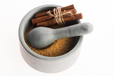 Saf kamışı kahverengi şeker harç ile tarçın sopa