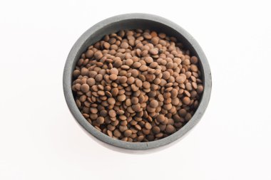 Beyaz arkaplanda izole edilmiş mercimek