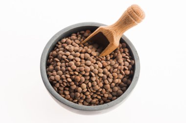 Beyaz arkaplanda izole edilmiş mercimek