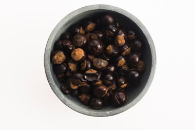 Guarana tohumlar üzerinde beyaz izole