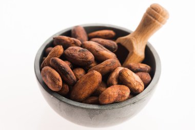 kakao çekirdekleri üzerine beyaz izole