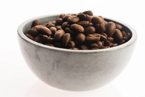 Kaffe korn isolerad på vit — Stockfoto
