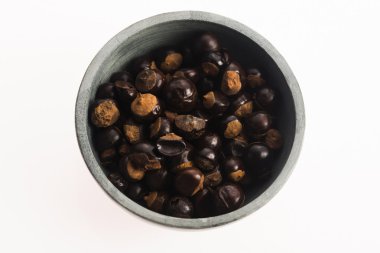 Guarana tohumlar üzerinde beyaz izole