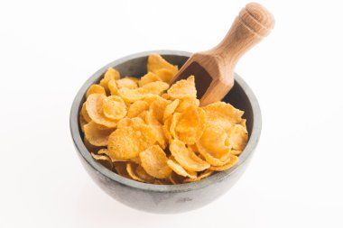 Beyaz arkaplanda mısır gevreği