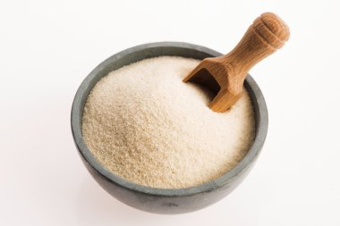 İrmik üzerine beyaz izole kase