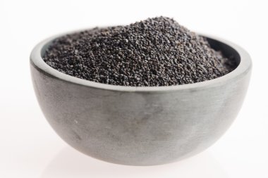 Beyaz üzerinde izole haşhaş tohumları