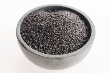 Beyaz üzerinde izole haşhaş tohumları