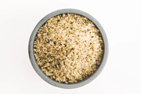 Łuskane nasiona konopi w misce — Zdjęcie stockowe