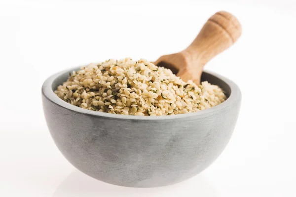 Łuskane nasiona konopi w misce — Zdjęcie stockowe