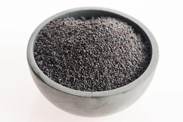 Beyaz üzerinde izole haşhaş tohumları