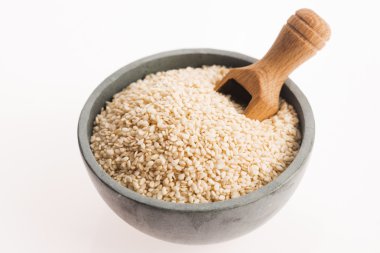 susam tohumları beyaz arkaplanda izole