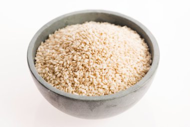 susam tohumları beyaz arkaplanda izole