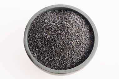 Beyaz üzerinde izole haşhaş tohumları