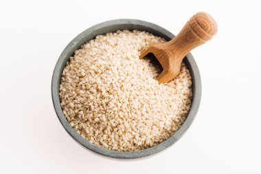 susam tohumları beyaz arkaplanda izole