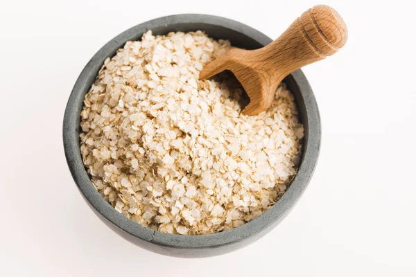 Fiocchi di quinoa su bianco — Foto Stock