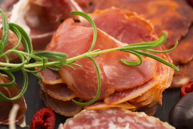 farklı İspanyol embutido, jamon, chorizo ve lomo em yığını