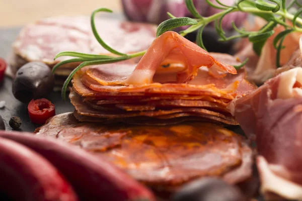Una pila de diferentes embutido español, jamón, chorizo y lomo em —  Fotos de Stock