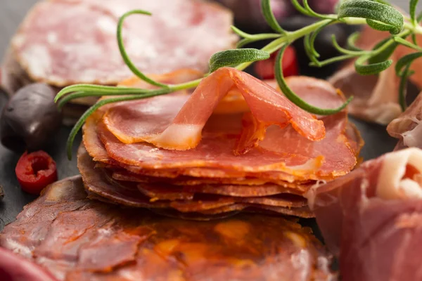 Uma pilha de diferentes embutido espanhol, jamon, chouriço e lomo em — Fotografia de Stock