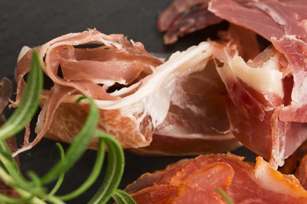 Ein Haufen verschiedener spanischer embutido, jamon, chorizo und lomo em — Stockfoto