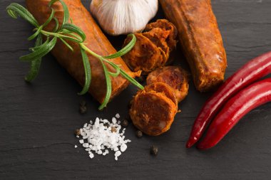 taze otlar ile İspanyol geleneksel chorizo sosis