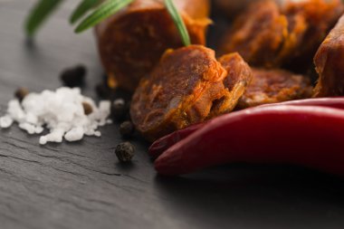 taze otlar ile İspanyol geleneksel chorizo sosis