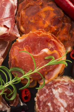 farklı İspanyol embutido, jamon, chorizo ve lomo em yığını