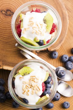 Peynirli ve taze meyve ile servis musli