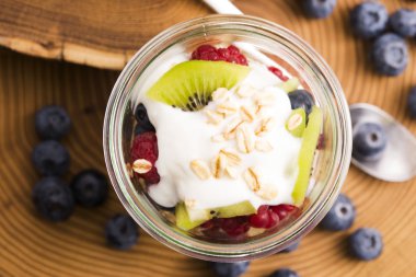 Peynirli ve taze meyve ile servis musli