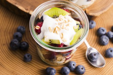 Peynirli ve taze meyve ile servis musli