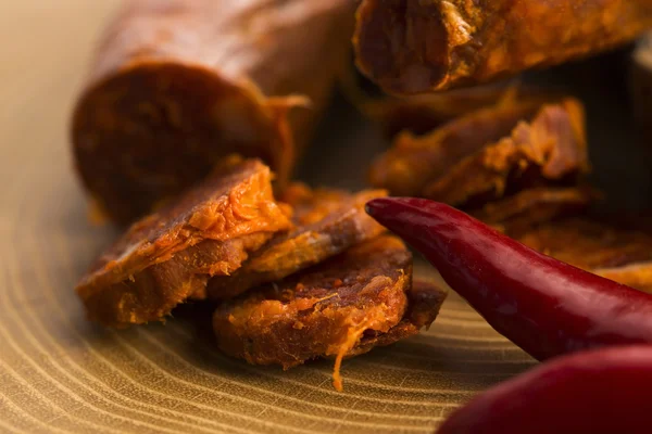 Spansk traditionell chorizokorv, med färska örter — Stockfoto