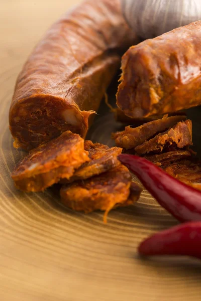 Spansk traditionell chorizokorv, med färska örter — Stockfoto