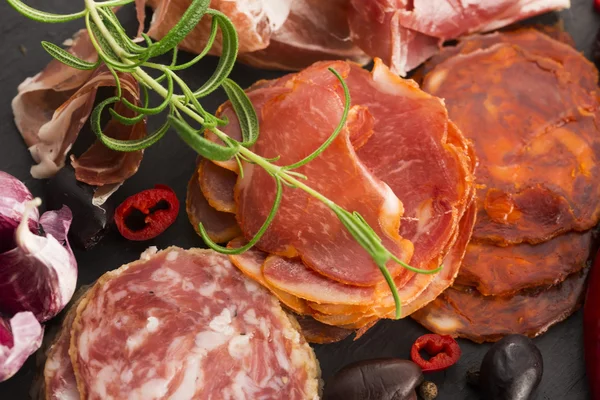 Ein Haufen verschiedener spanischer embutido, jamon, chorizo und lomo em — Stockfoto