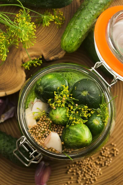 Fechar de pepinos de conservação em escabeche frescos — Fotografia de Stock