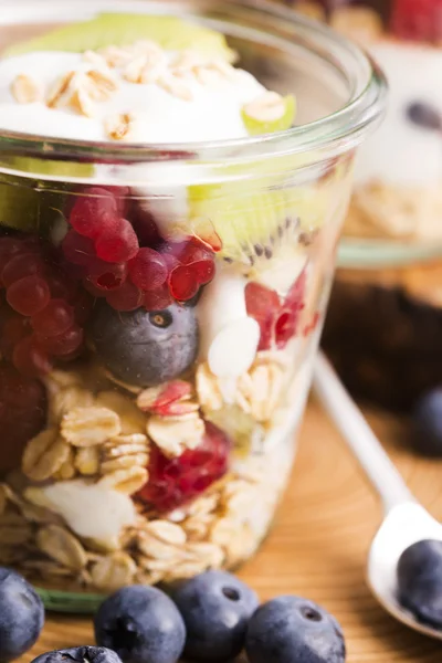 Musli serviti con jogurt e frutta fresca — Foto Stock