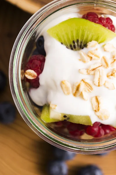 Musli serviti con jogurt e frutta fresca — Foto Stock