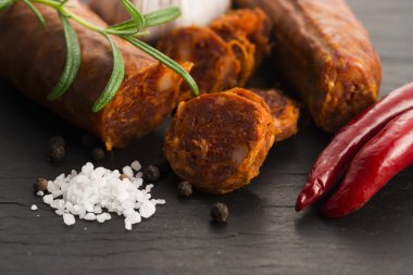 taze otlar ile İspanyol geleneksel chorizo sosis