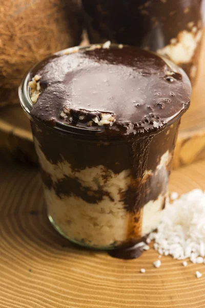 Dessert al cocco con cioccolato — Foto Stock