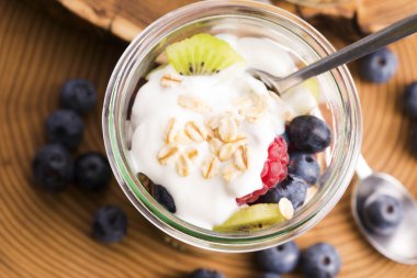 Peynirli ve taze meyve ile servis musli