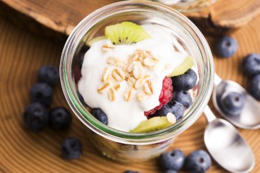 Peynirli ve taze meyve ile servis musli