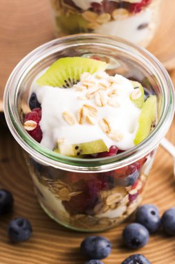 Peynirli ve taze meyve ile servis musli