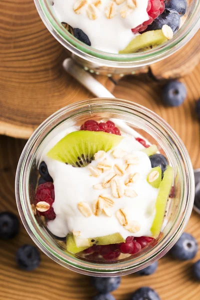 Müsli serviert mit Joghurt und frischem Obst lizenzfreie Stockfotos