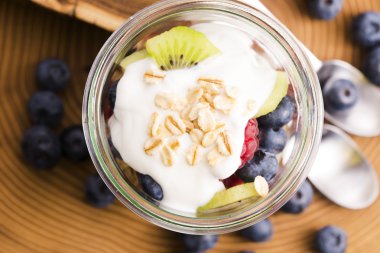 Peynirli ve taze meyve ile servis musli