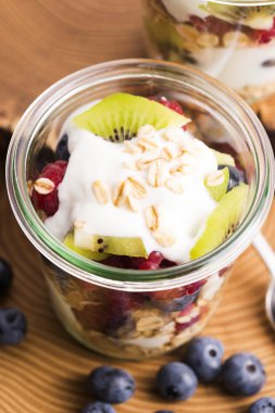 Peynirli ve taze meyve ile servis musli