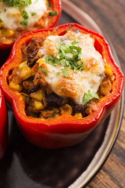 Et, fasulye ve Mısır ile biber dolması