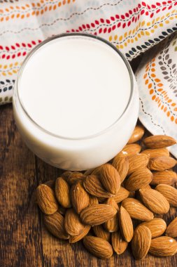 ile ahşap bir masaya badem badem sütü
