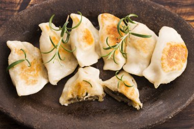 Lahana ve mantar dolu Lehçe pierogi