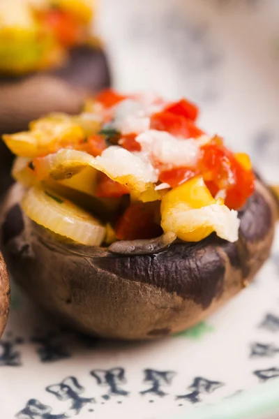 Funghi ripieni con formaggio — Foto Stock