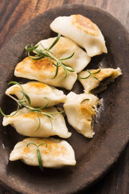 Lahana ve mantar dolu Lehçe pierogi